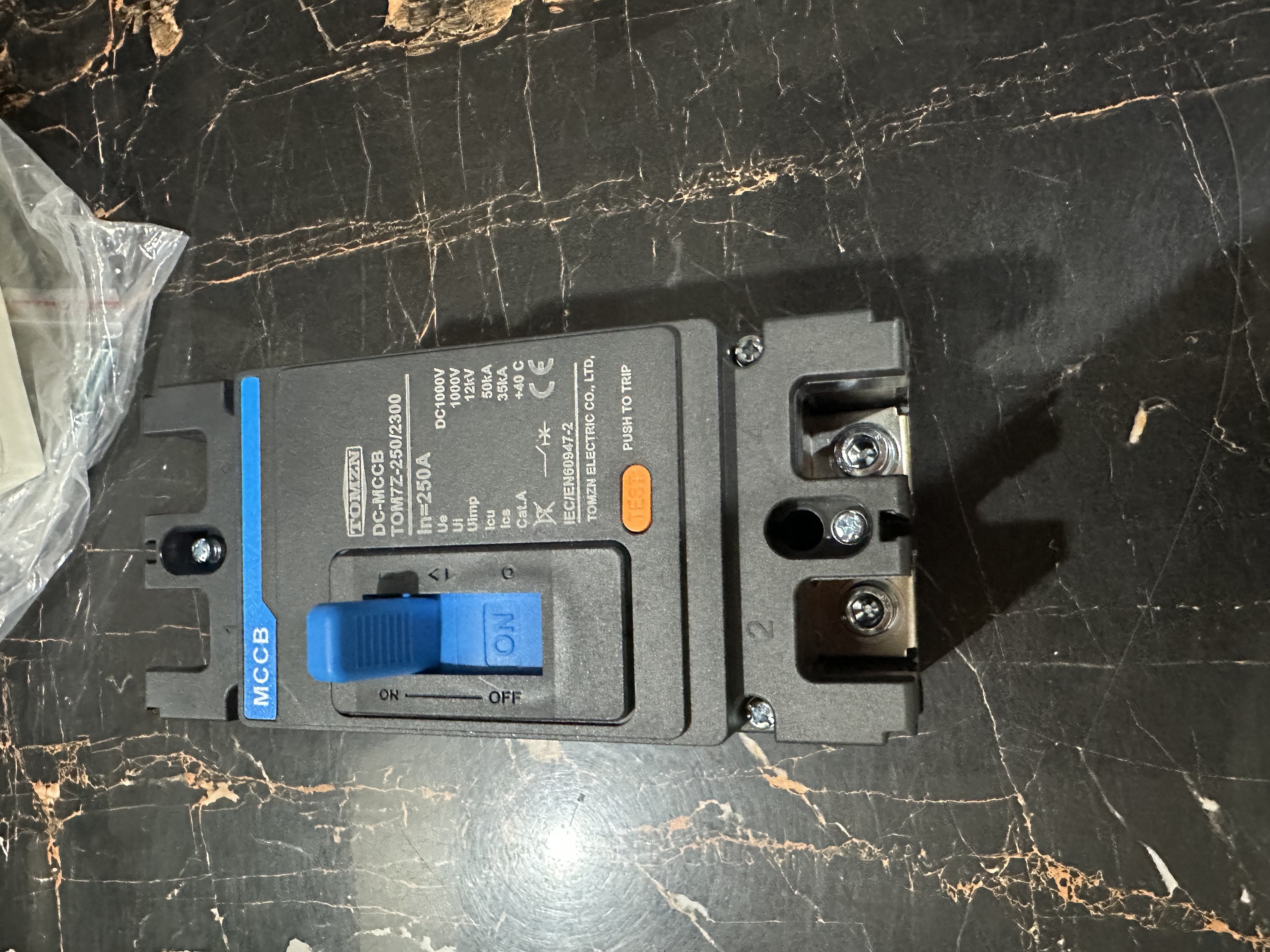 TOMZN DC MCCB TOM7Z-250/2300 – 250A 1000V DC Molded Case Circuit Breaker for Solar Systems 2